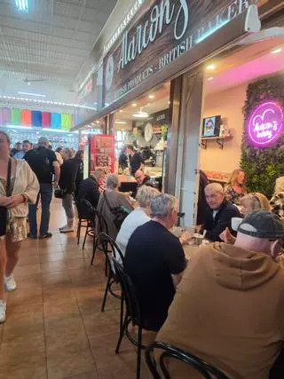 Trescientas toneladas de bacon y salchichas para un desayuno inglés en Benidorm