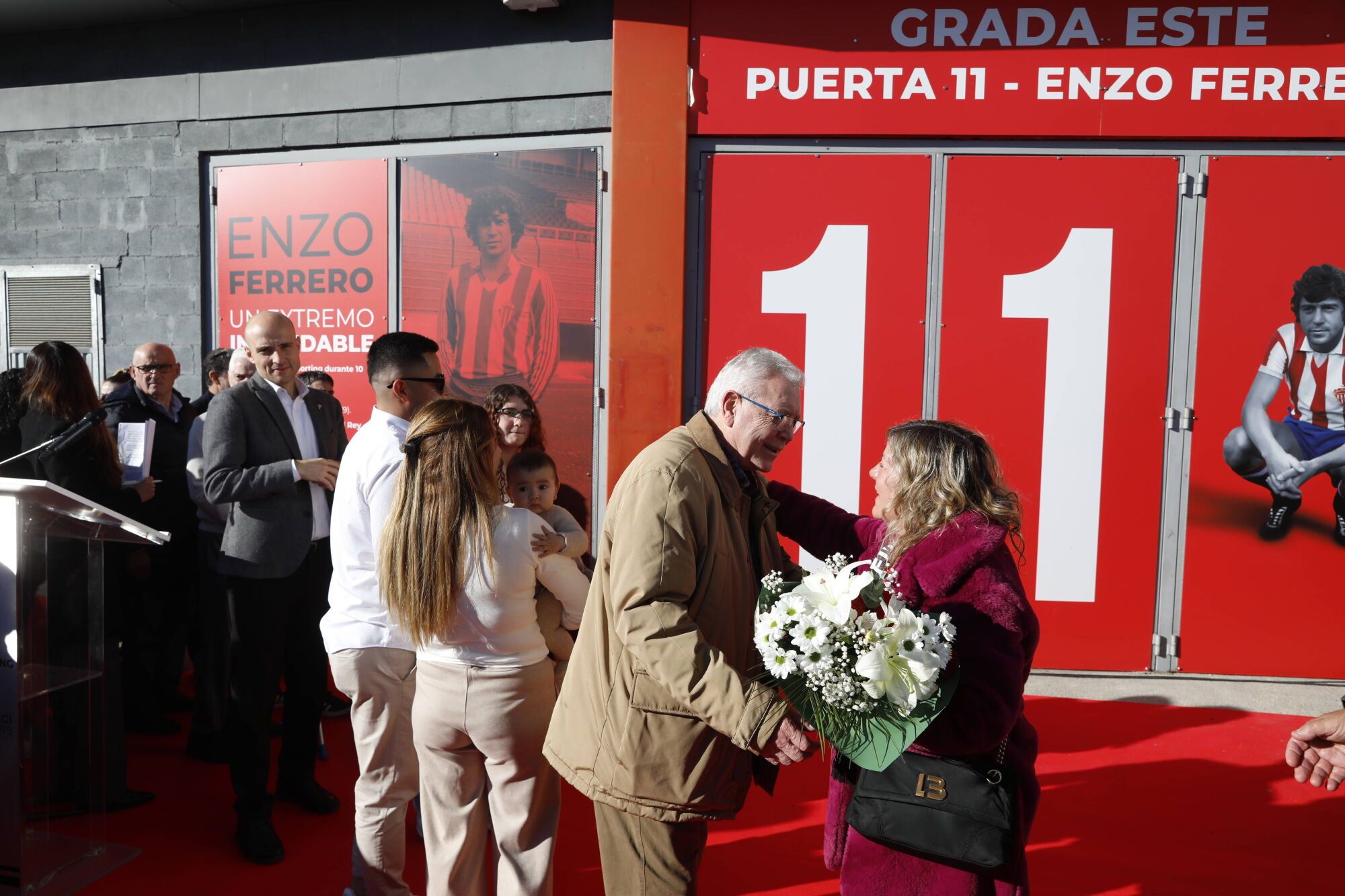 Enzo Ferrero descubre la puerta 11 de El Molinón