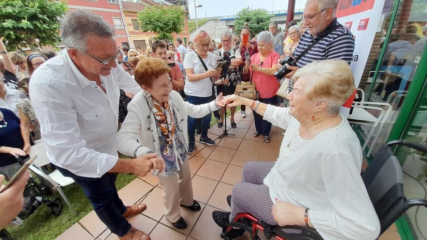 «Dejar la lucha, nunca&quot;: el consejo de Anita Sirgo a los 93 años al dar nombre al centro social de Lada