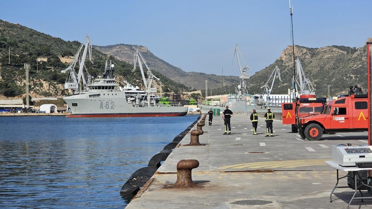 El BMP Cartagena sale a la mar para desplegar a los miembros de la UME.