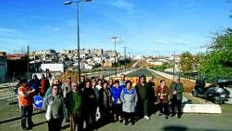 Vecinos de Cerro Reyes exigen dos rotondas en Pablo Neruda