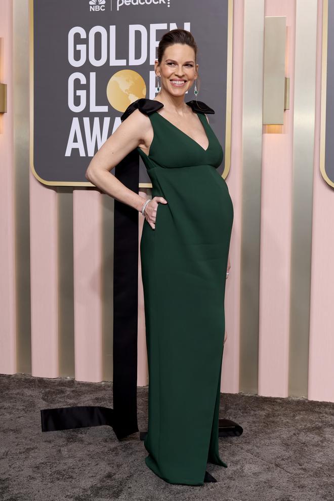 Hilary Swank con un vestido de Prada en los Globos de Oro 2023