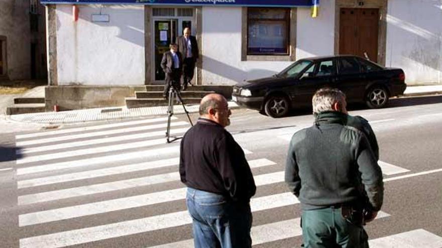 Dos hombres armados atracan una  sucursal bancaria en Friol