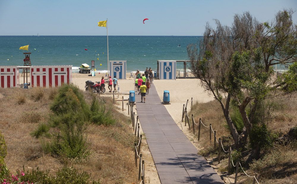 Canet iza sus banderas de calidad y presenta su dispositivo de playa.