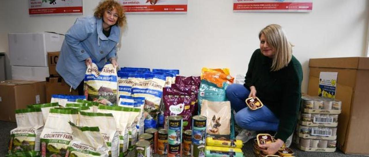 Fátima Ferreira y Marga Reino con los alimentos donados en Mail Boxes. // GUSTAVO SANTOS