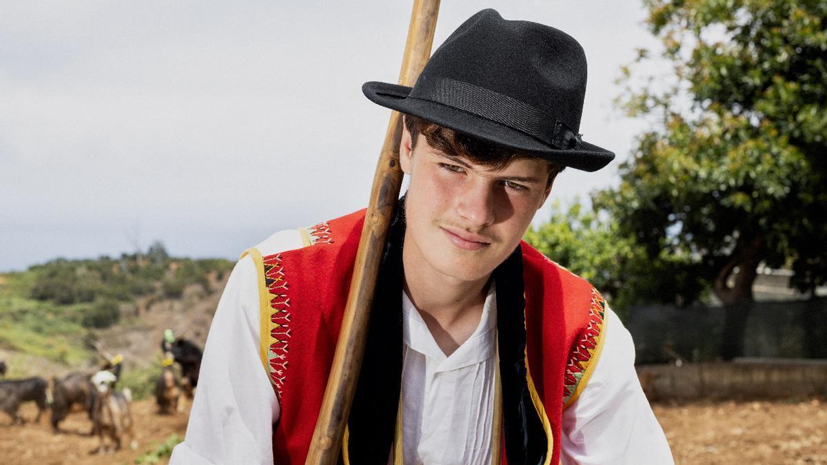 Pablo, de 15 años, al cuidado de unas cabras en la romería de Chinamada, en Tenerife.
