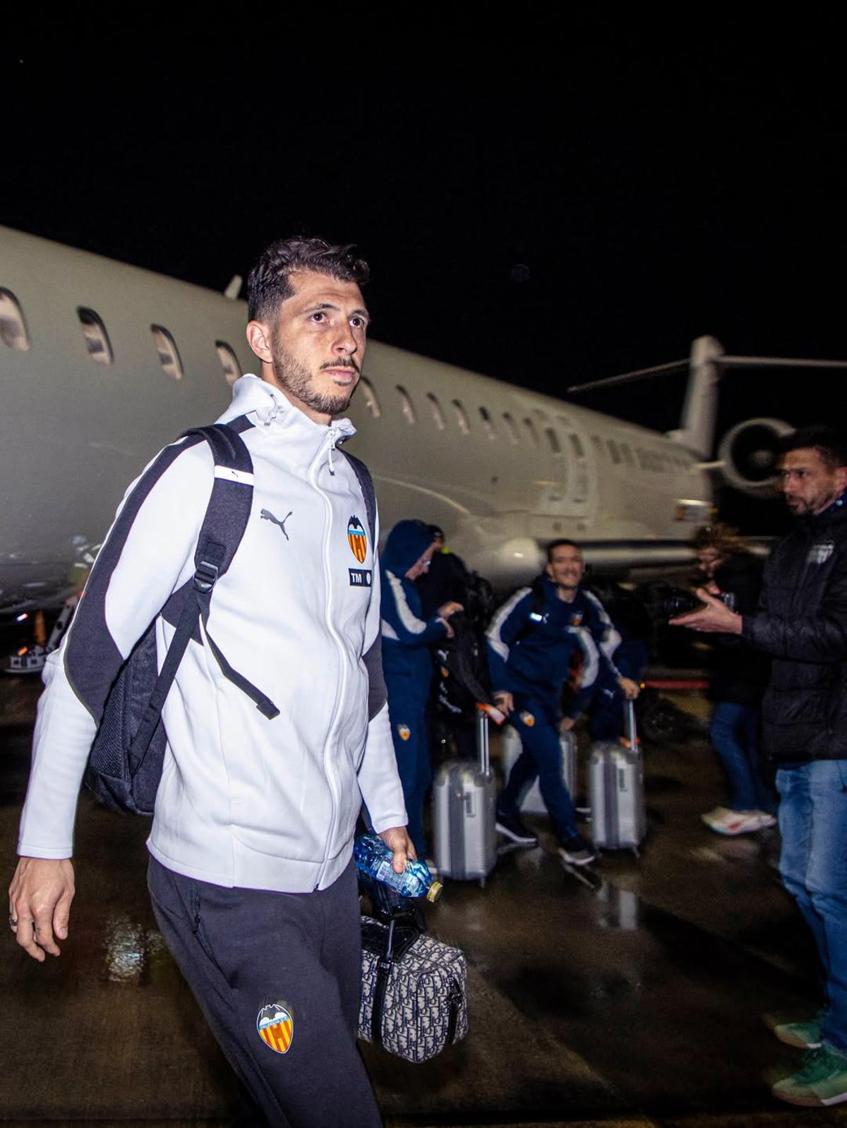 Guido Rodríguez, a la llegada del equipo a tierras asturianas