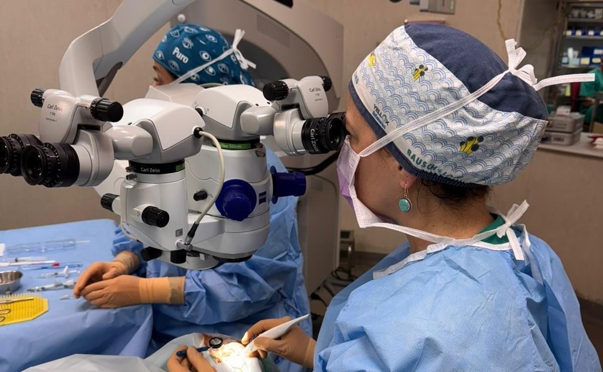 El Hospital Insular de Gran Canaria incorpora una técnica pionera con un implante triple para tratar el glaucoma