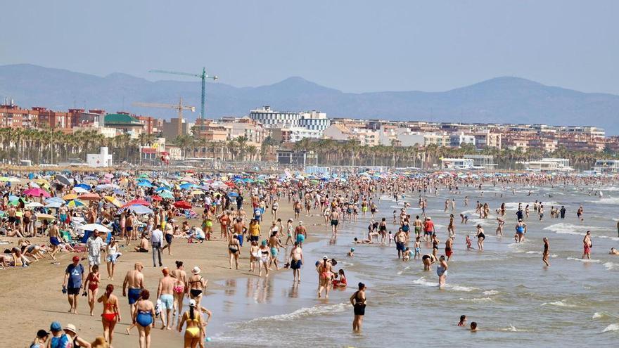 Las playas de València se llenan ante las altas temperaturas