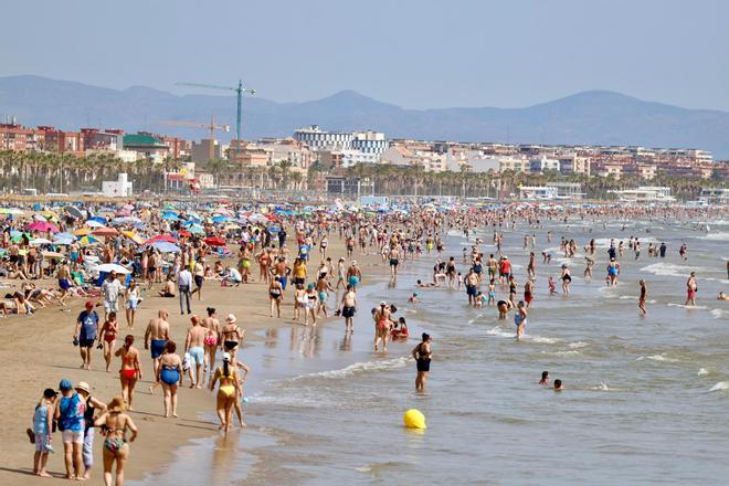 Las playas de València se llenan ante las altas temperaturas