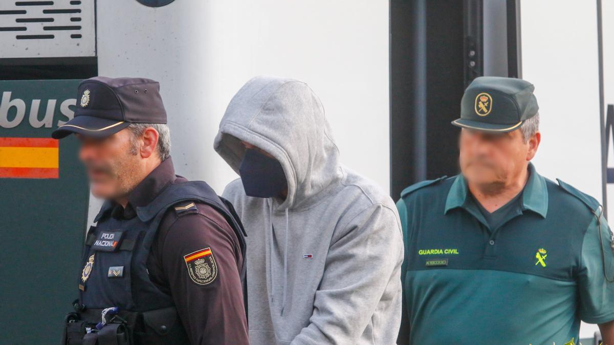 Uno de los detenidos en la operación a su llegada a los juzgados de Vilagarcía