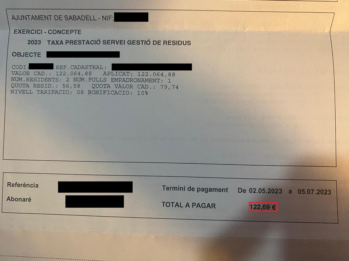 Recibo de la tasa municipal de un domicilio de Sabadell con dos residentes en 2023