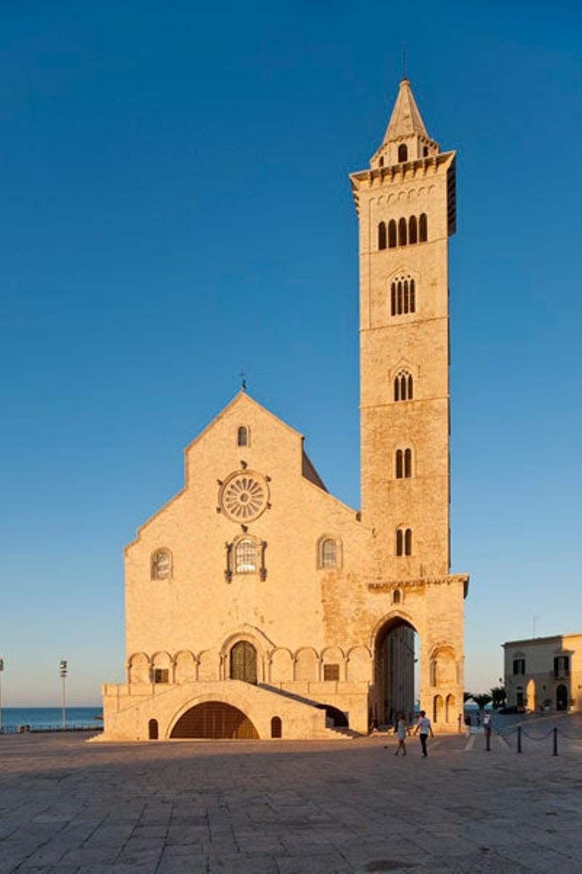 Catedral de Trani, de estilo normando y dedicada a San Nicola Pellgrino. Catedral de Trani, de estilo normando y dedicada a San Nicola Pellgrino.