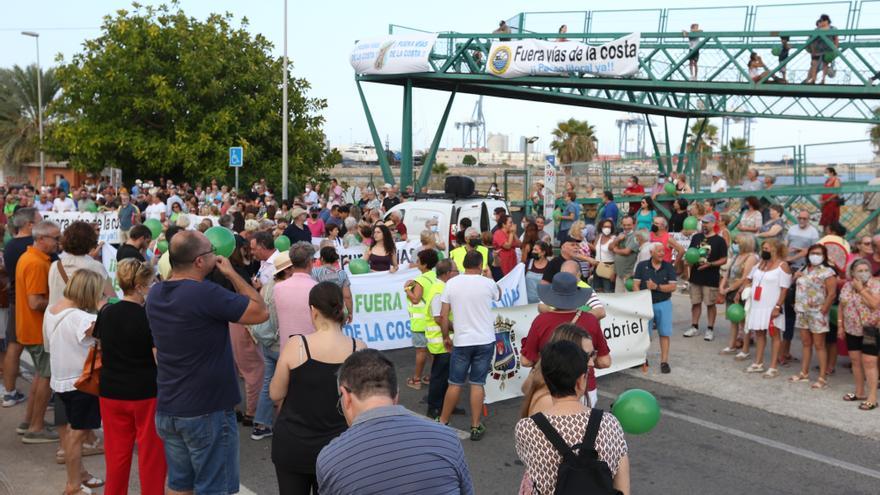 Vecinos del sur de Alicante exigen la retirada de las vías del tren de la primera línea del mar en San Gabriel