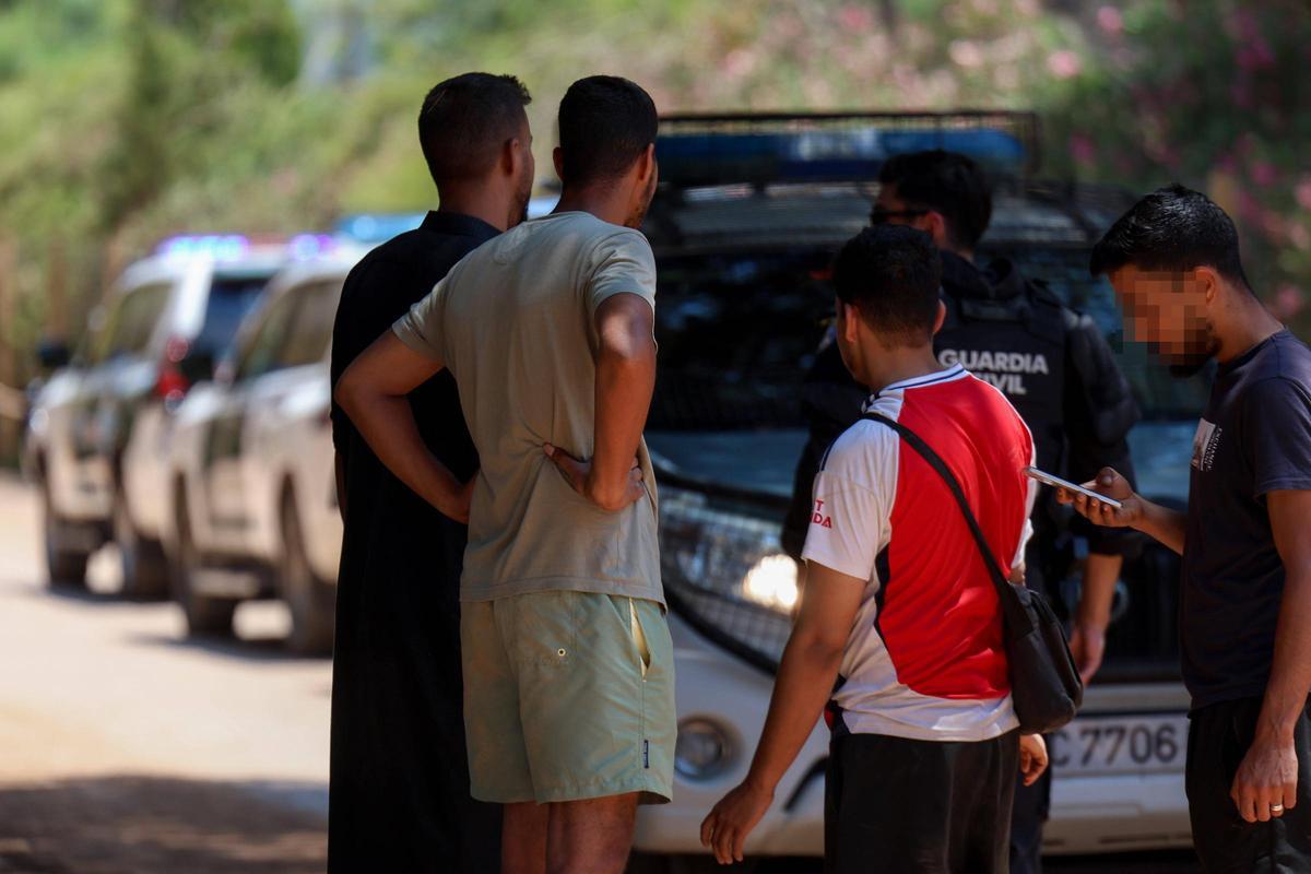 Las imágenes del despliegue policial por los okupas de Punta Arabí. Las imágenes del despliegue policial por los okupas de Punta Arabí.