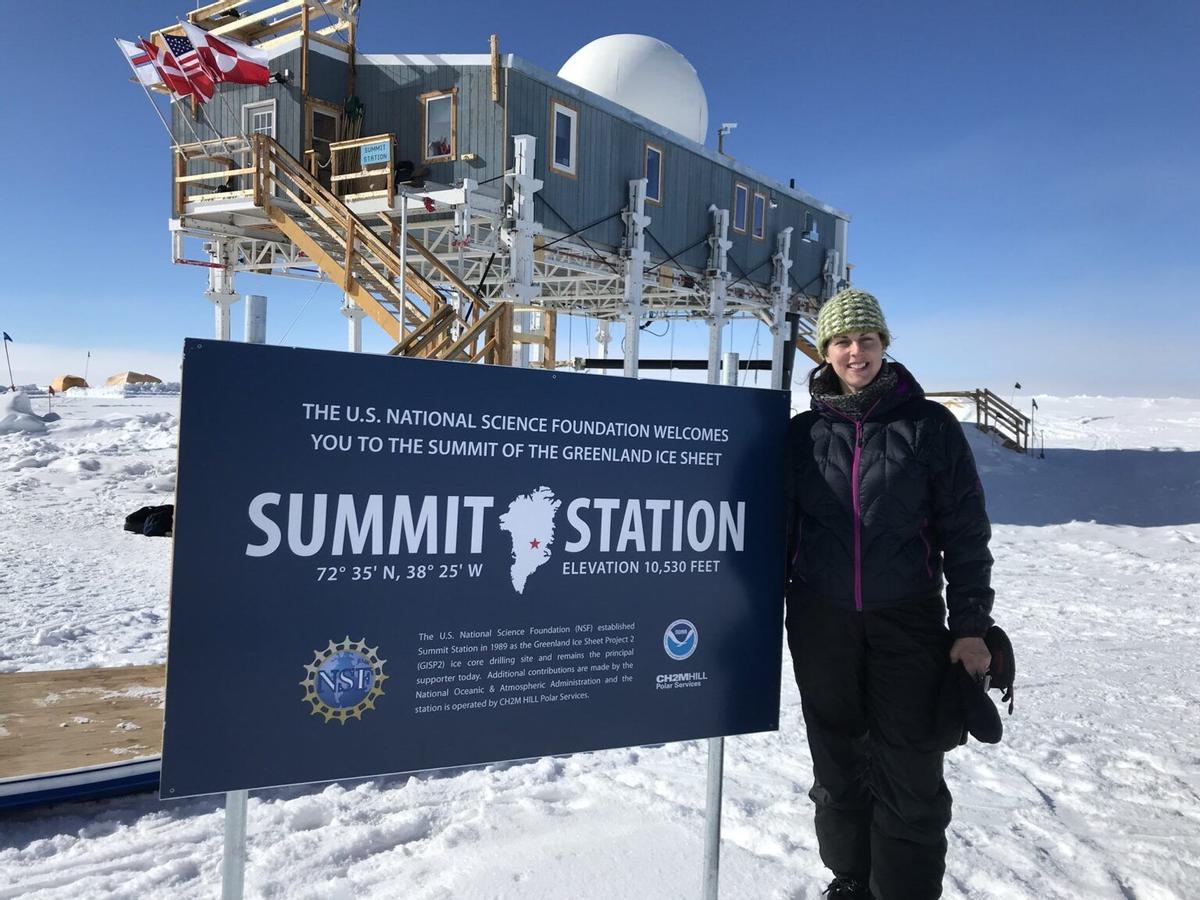 Renee Crane en la estación Summit