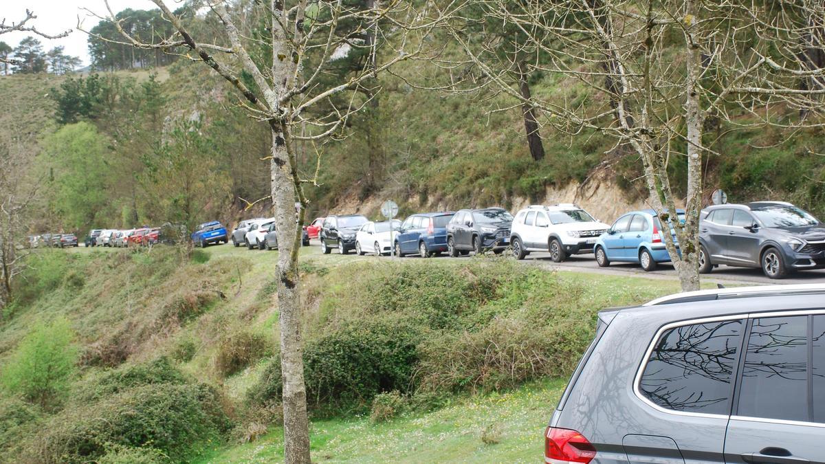 Decenas de vehículos aparcados en los márgenes de la carretera del Fitu, en una imagen de archivo.