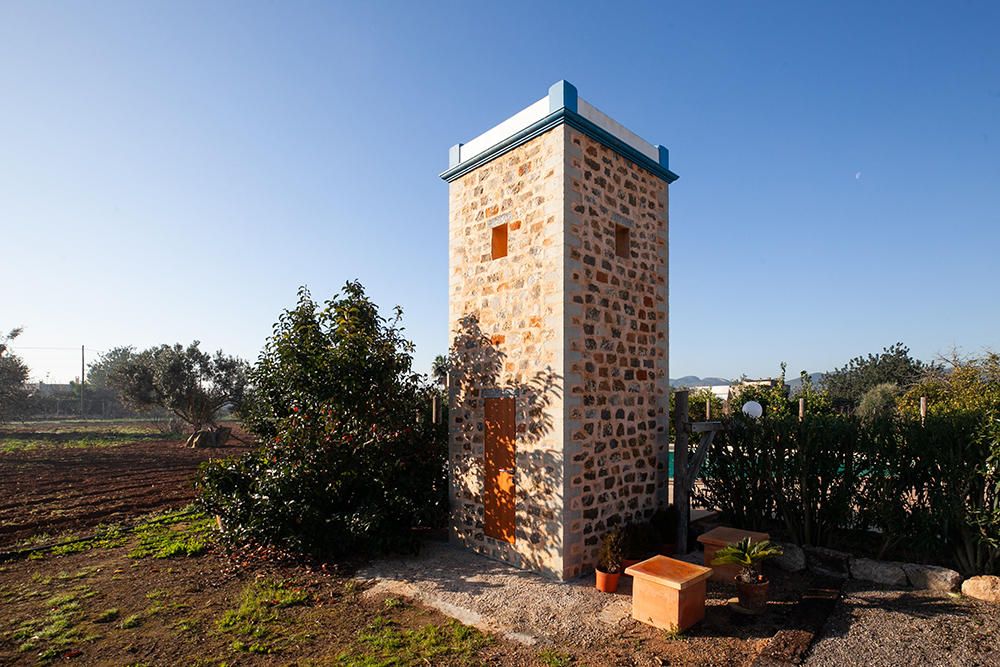 Un ibicenco construye a mano un molino desde hace más de diez años