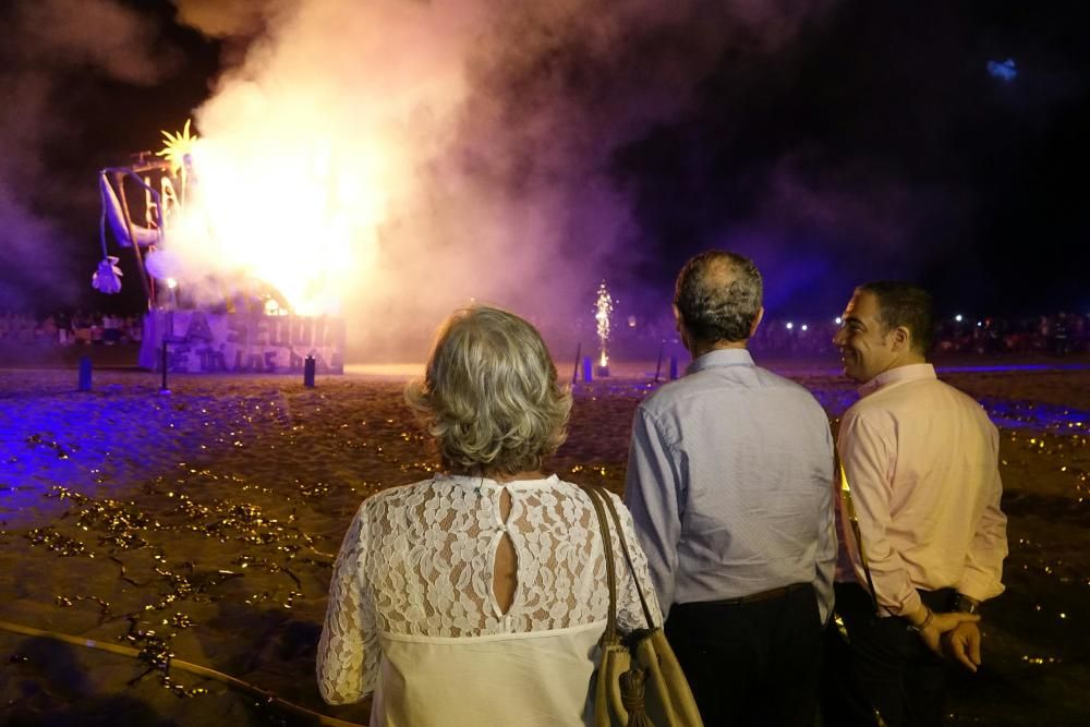 La quema del júa municipal y los fuegos artificiales tuvieron lugar en la playa de La Misericordia.