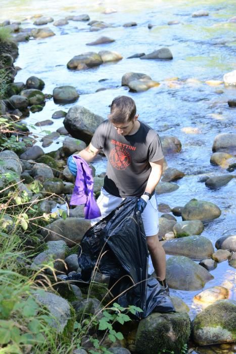 Limpieza del río tras el Descenso del Nalón en Laviana