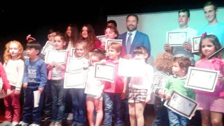 Los ganadores del concurso junto al alcalde, Rogelio Pando.