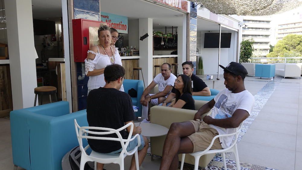 Protestas contra los dueños del mercado gastronómico de Calvià