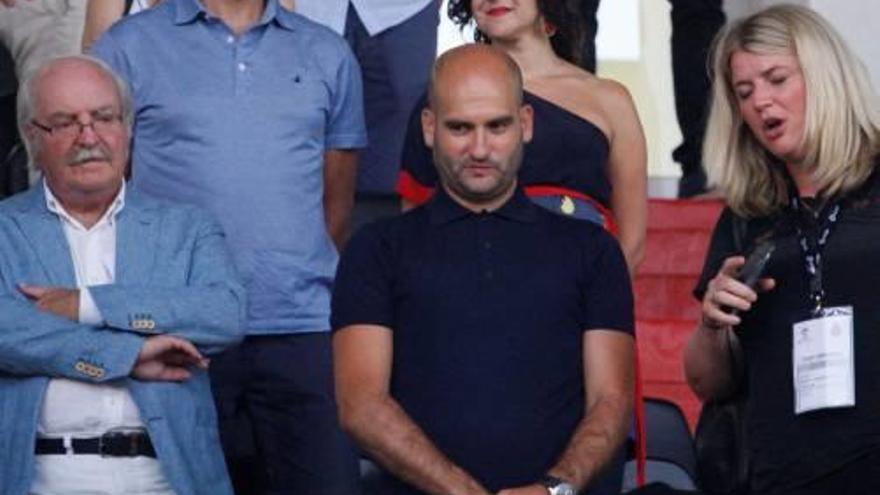 Pere Guardiola (centre), a Montilivi durant el Girona-City.