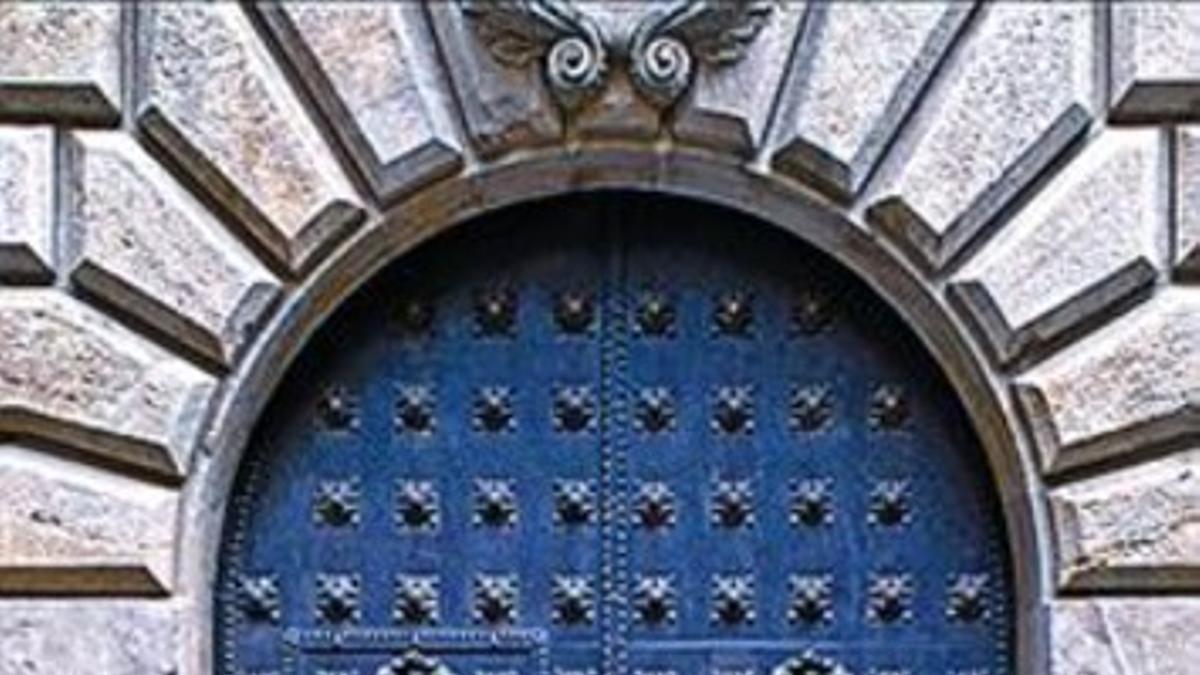 A pie de calle 33 Arriba, la Casa Vídua Marfà, en paseo de Gràcia, 66. Detalles de picaportes. Abajo, a la izquierda, puerta del Palau de la Generalitat en la calle del Bisbe. En el centro, Roger de Llúria, 8. A su derecha, puerta de Diagonal, 4