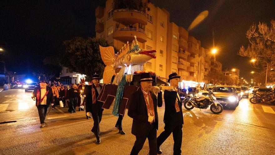 Entierro de la Sardina en Ibiza: fin del carnaval con música y humor
