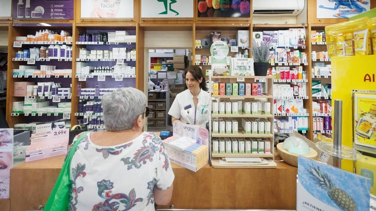Sanidad pone en marcha el nuevo decreto con las reducciones en los fármacos, por renta o pensión