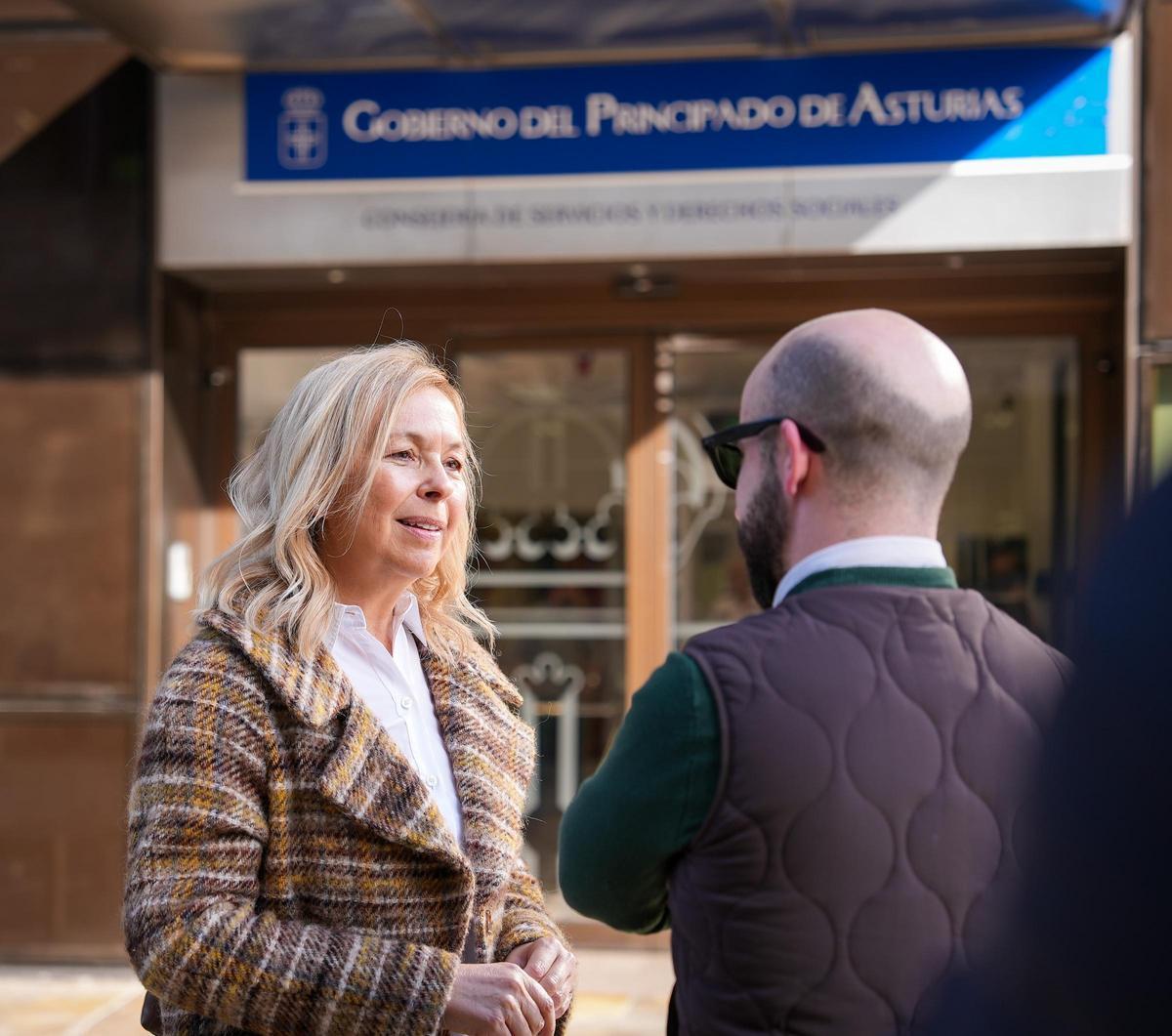 Sara Álvarez Rouco, en Oviedo, este lunes, ante la Consejería de Derechos Sociales.