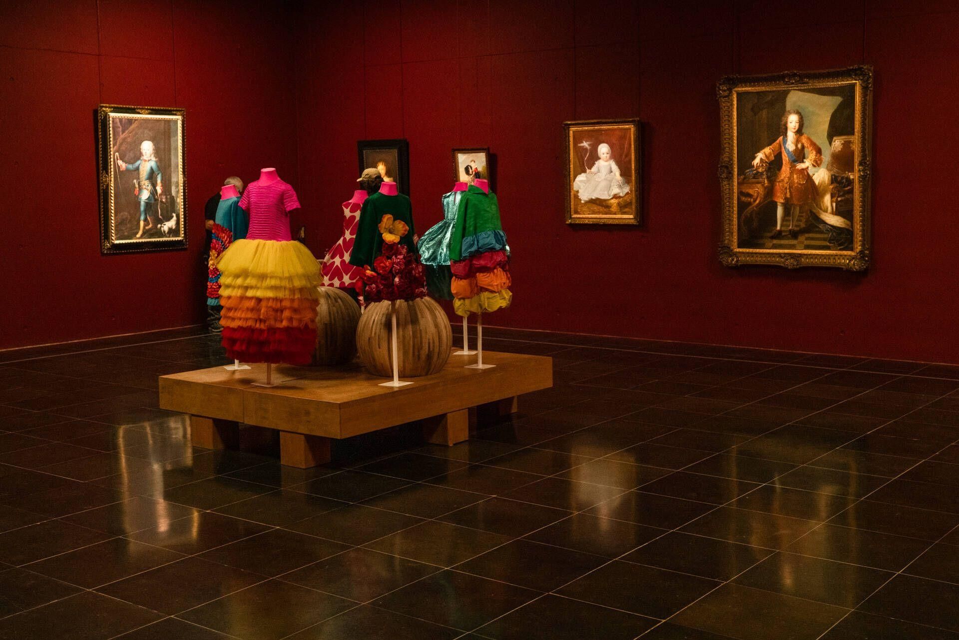 Im Museu Sa Bassa Blanca tritt Mode Ágatha Ruiz de la Prada in einen Dialog mit Kinderporträts
