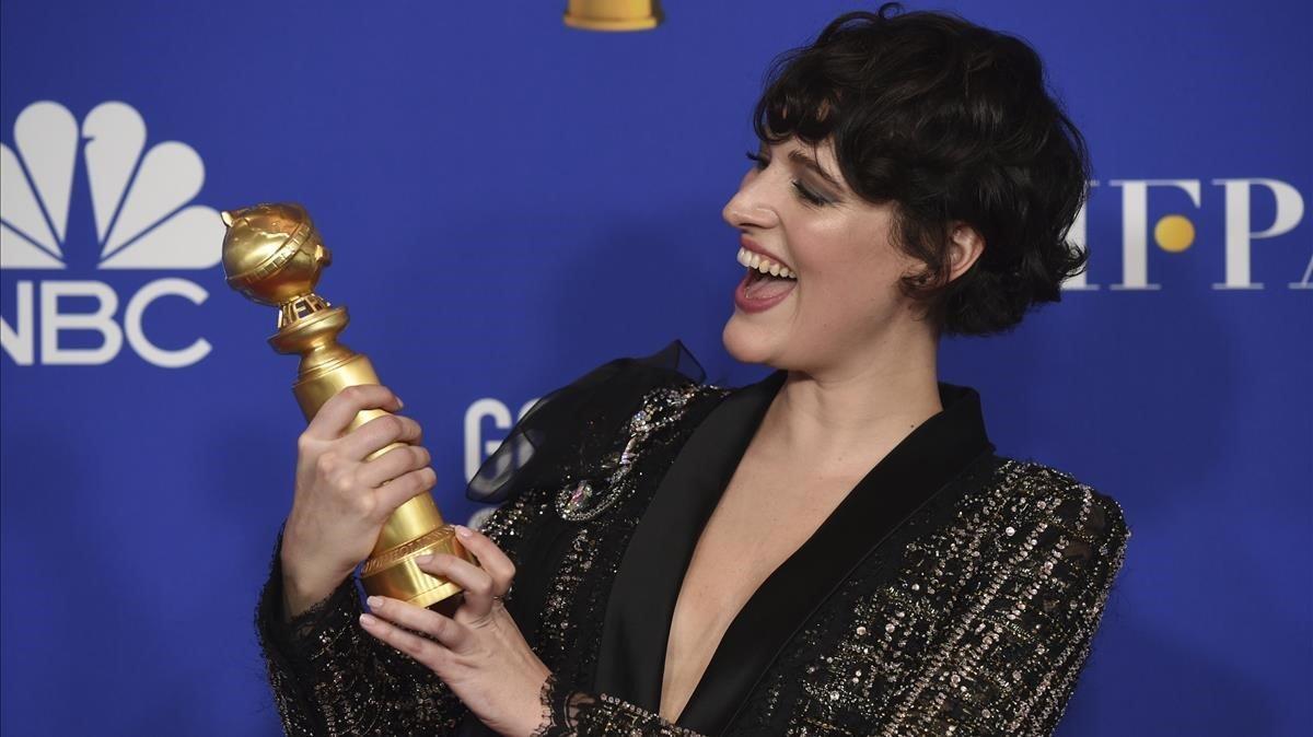 zentauroepp51609623 phoebe waller bridge poses in the press room with the award 200106155106