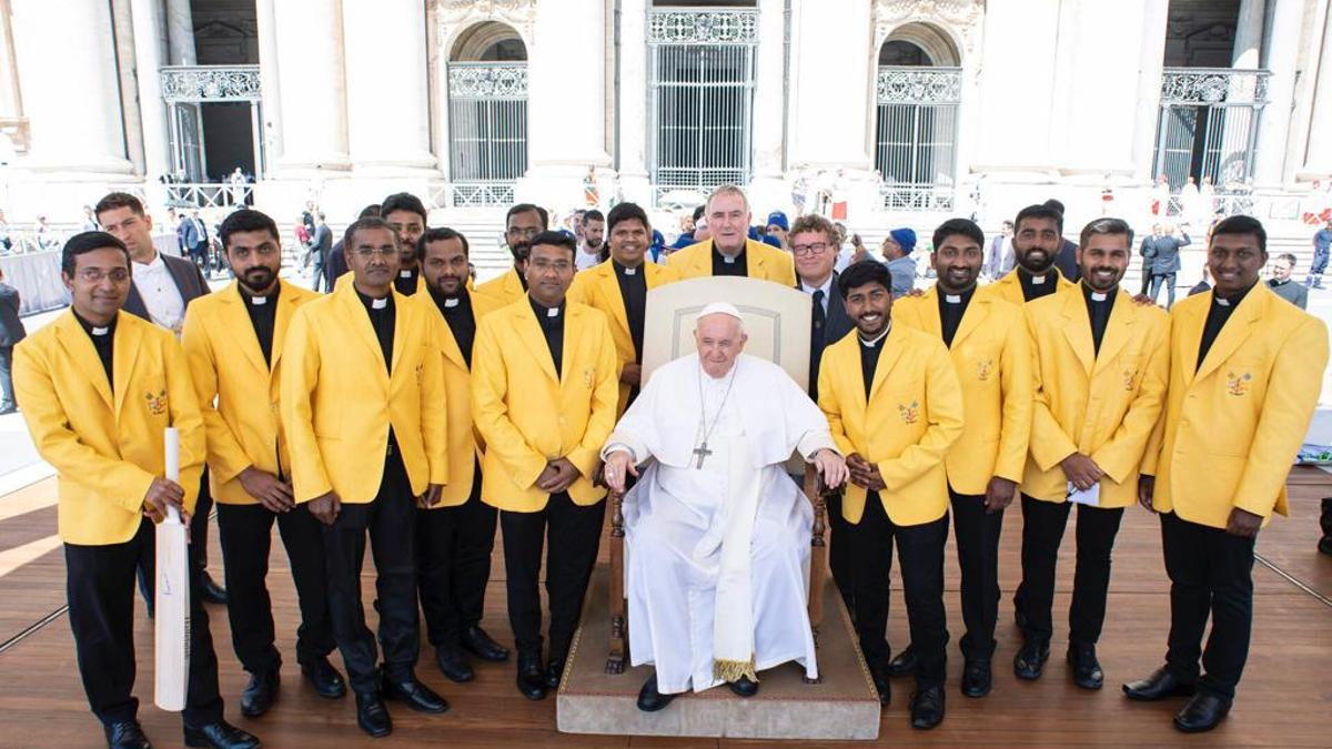 Los componentes del St. Peter's Cricket Club Vatican posan con el Papa Francisco en 2022.