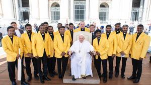 Los componentes del St. Peter’s Cricket Club Vatican posan con el Papa Francisco en 2022.