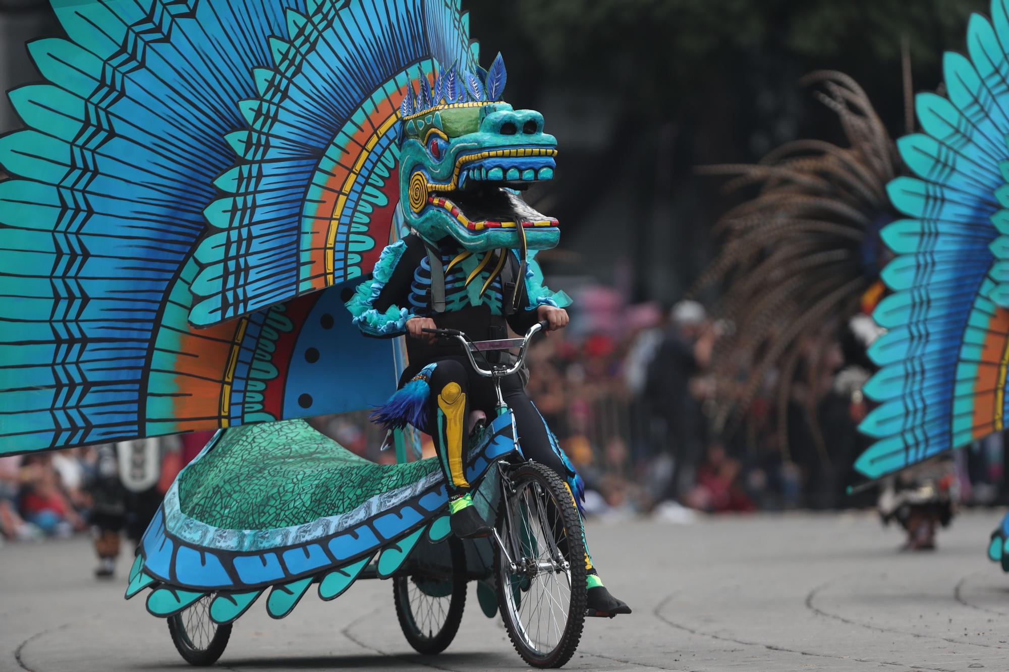 Desfilan previo al Día de Muertos en Ciudad de México