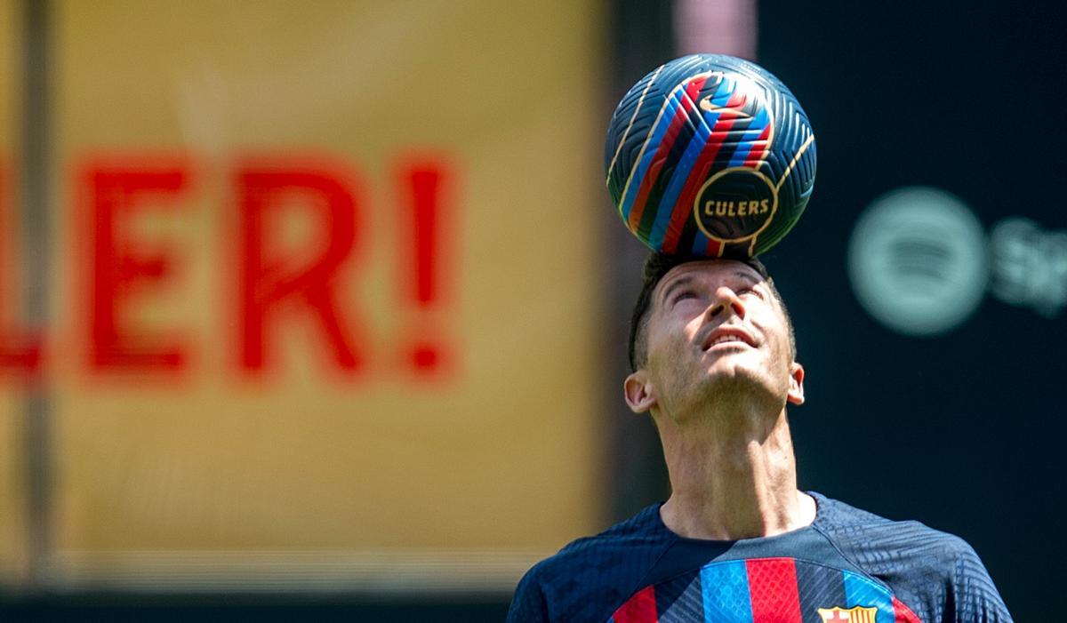 Lewandowski hace equilibrios con el balón sobre el césped del Camp Nou.