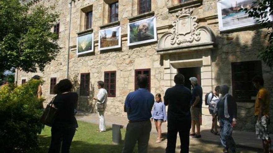 El castillo exhibe fotografías colgadas de las ventanas