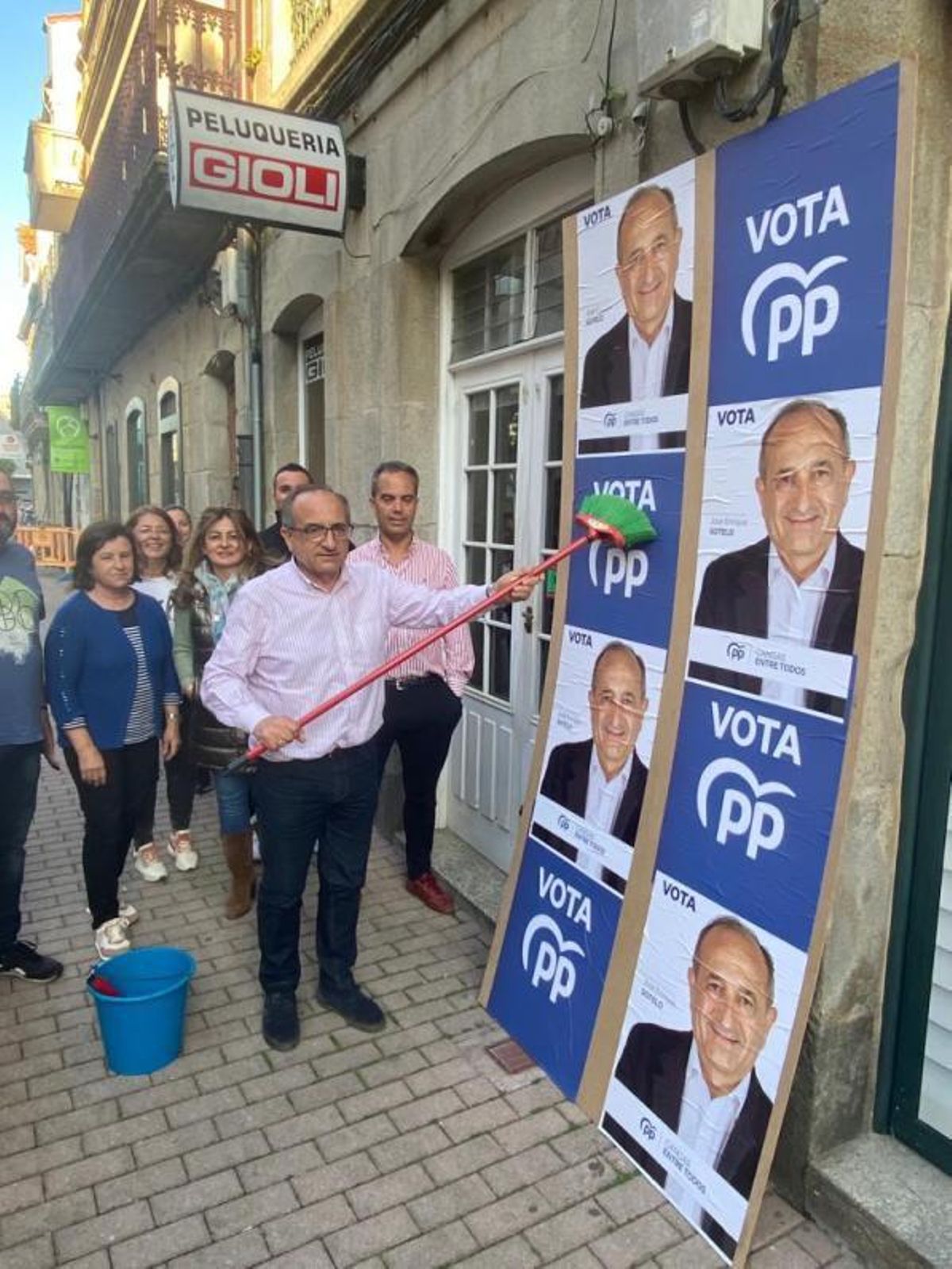 Las candidatas del PSOE, Alternativa dos Veciños, BNG y Podemos en Cangas, ayer en la pegada de carteles.   | // SANTOS ÁLVAREZ