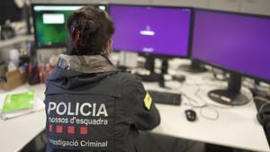 Nueve detenidos por desviar más de dos millones de euros de un banco haciéndose pasar por herederos de difuntos.  Lo explica José Ángel Merino, subinspector jefe del área central de delitos económicos de los Mossos.