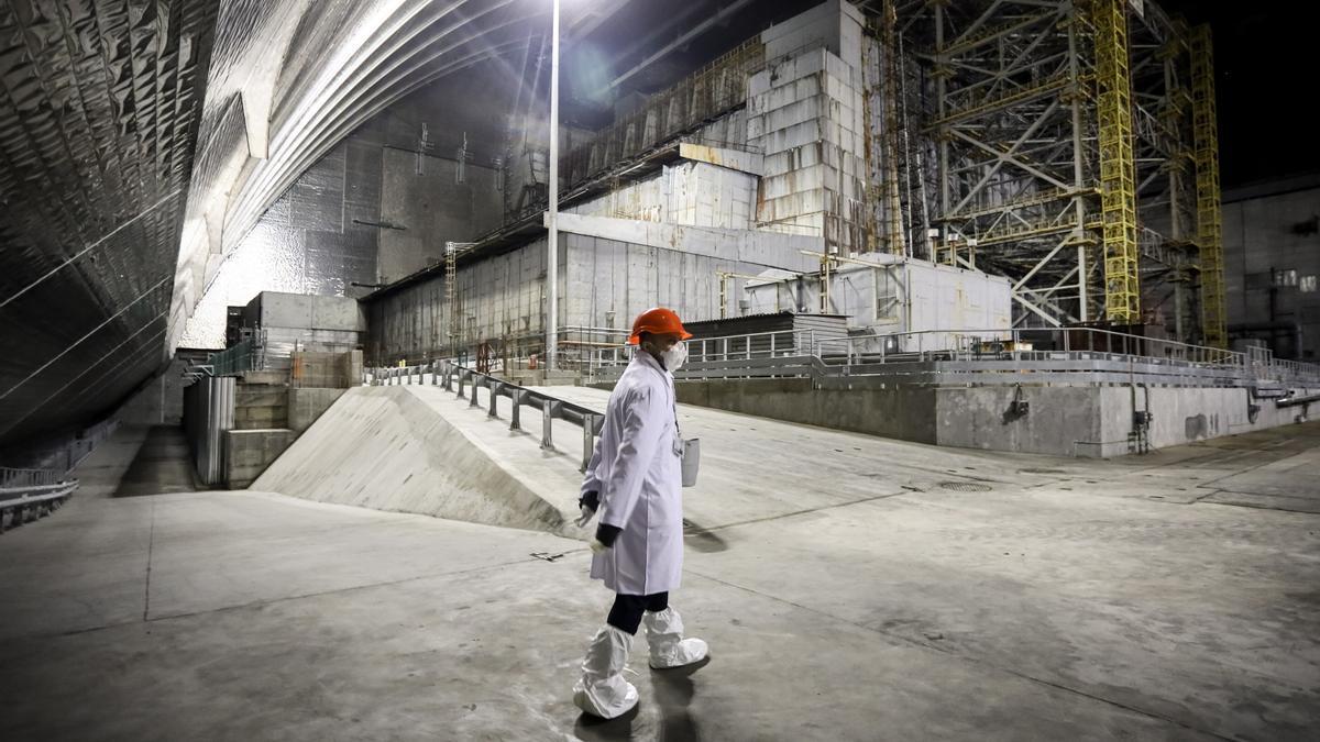 Un operario, dentro de la nueva central de Hiroshima.