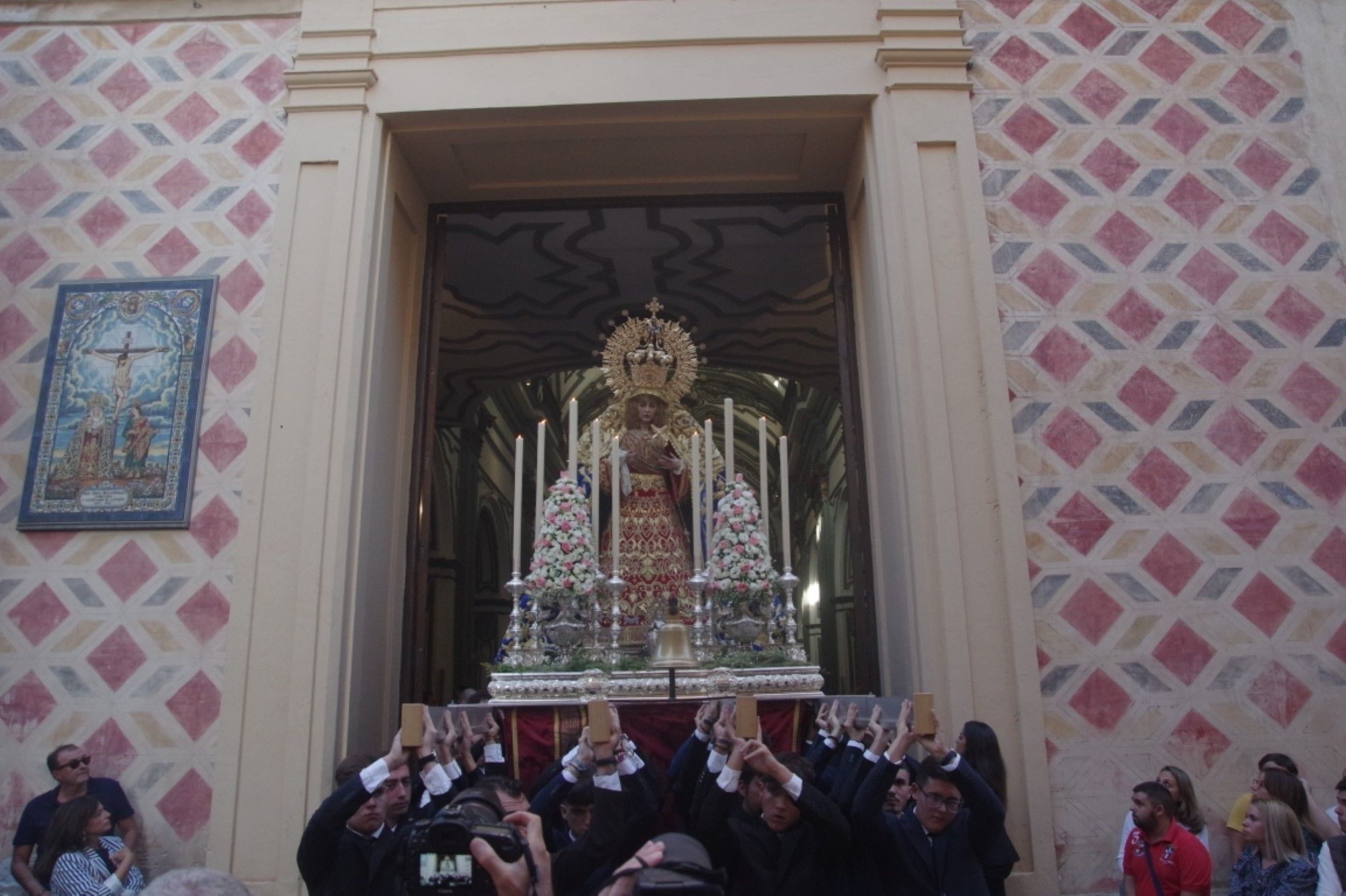 El Rosario vespertino de la Virgen de Lágrimas y Favores, en imágenes