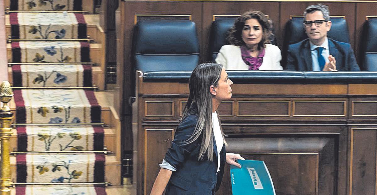 María Jesús Montero y Félix Bolaño observan a Miriam Nogueras.