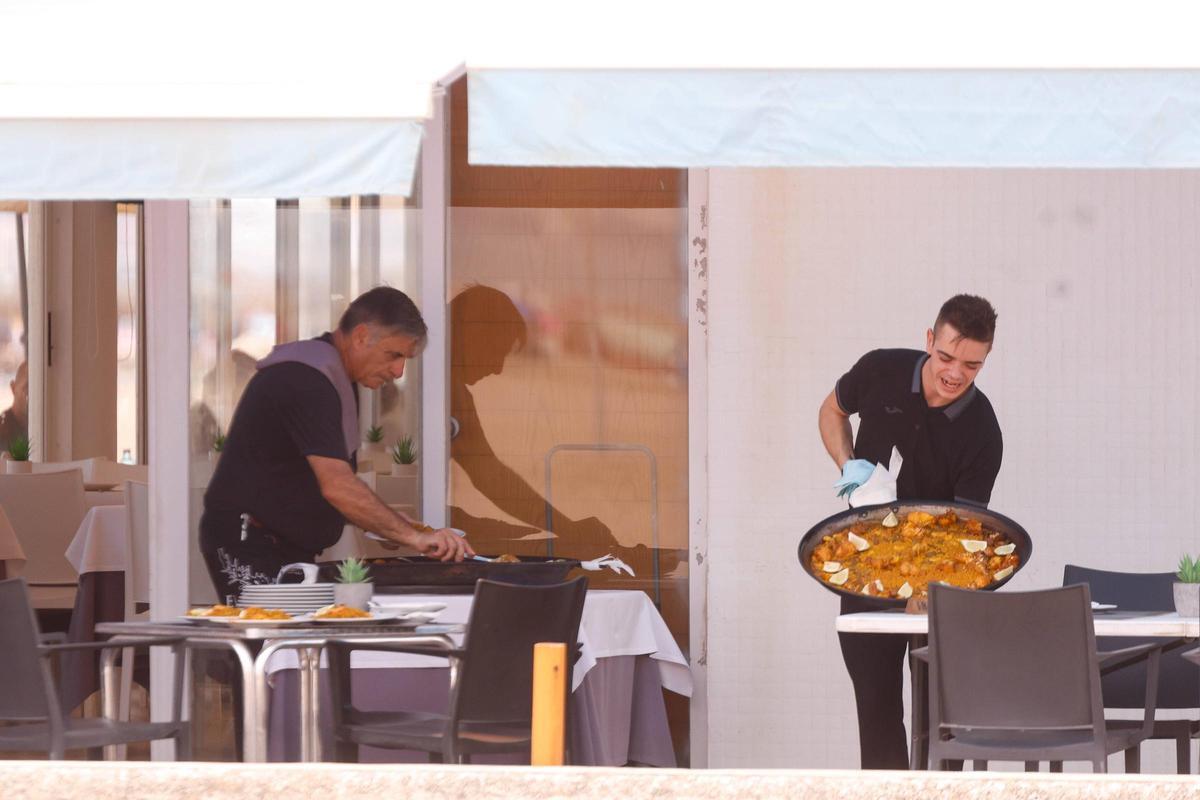 Dos trabajadores de la hostelería en una imagen de archivo