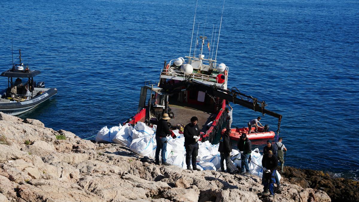Ibiza retira 20 toneladas de basura de es Soto y cierra cuevas para evitar incendios