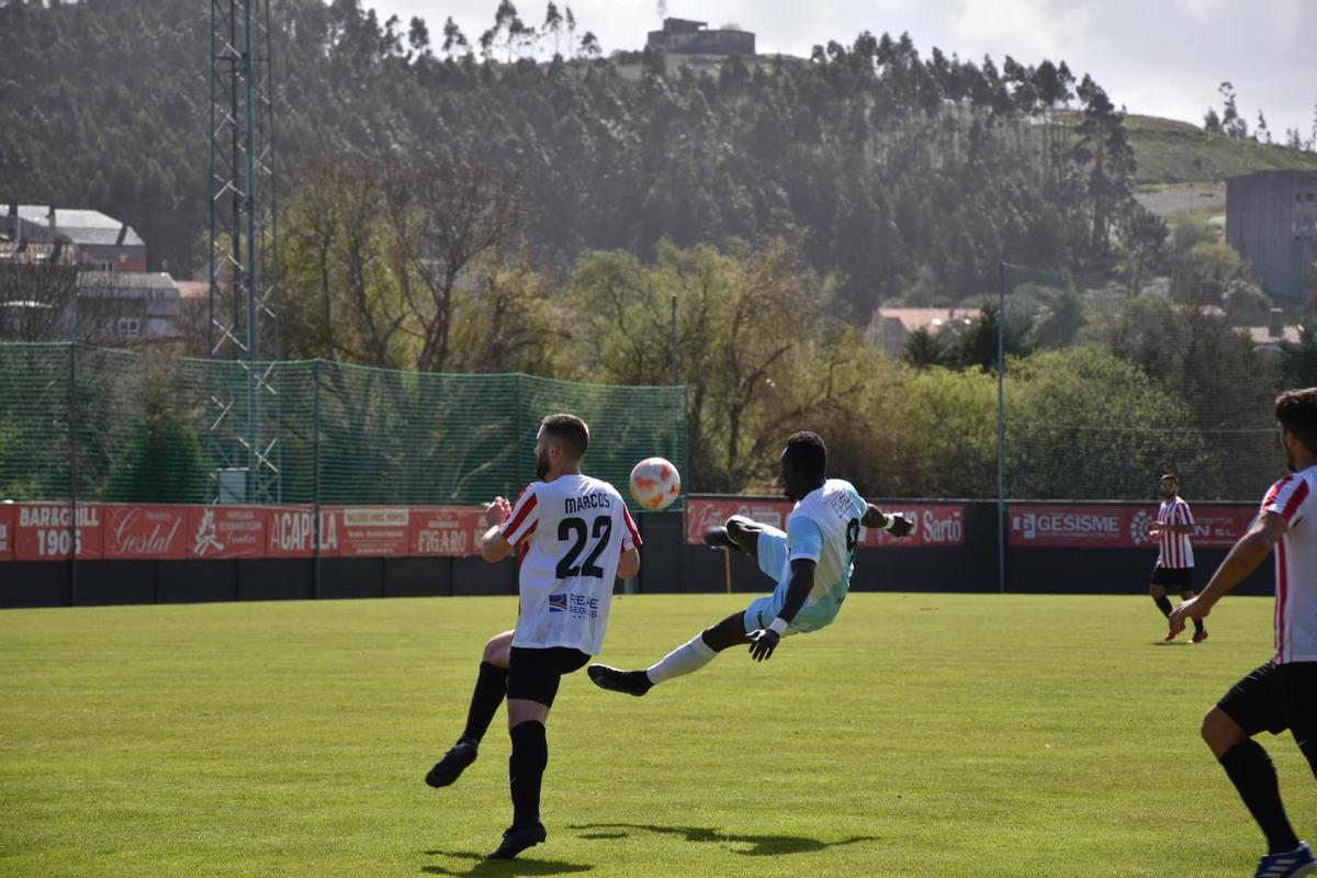 Sylla intentando un remate acrobático delante de Marcos Rodríguez.