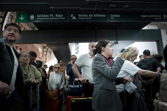 Viajeros en la estación de Atocha después del apagón eléctrico del día 28