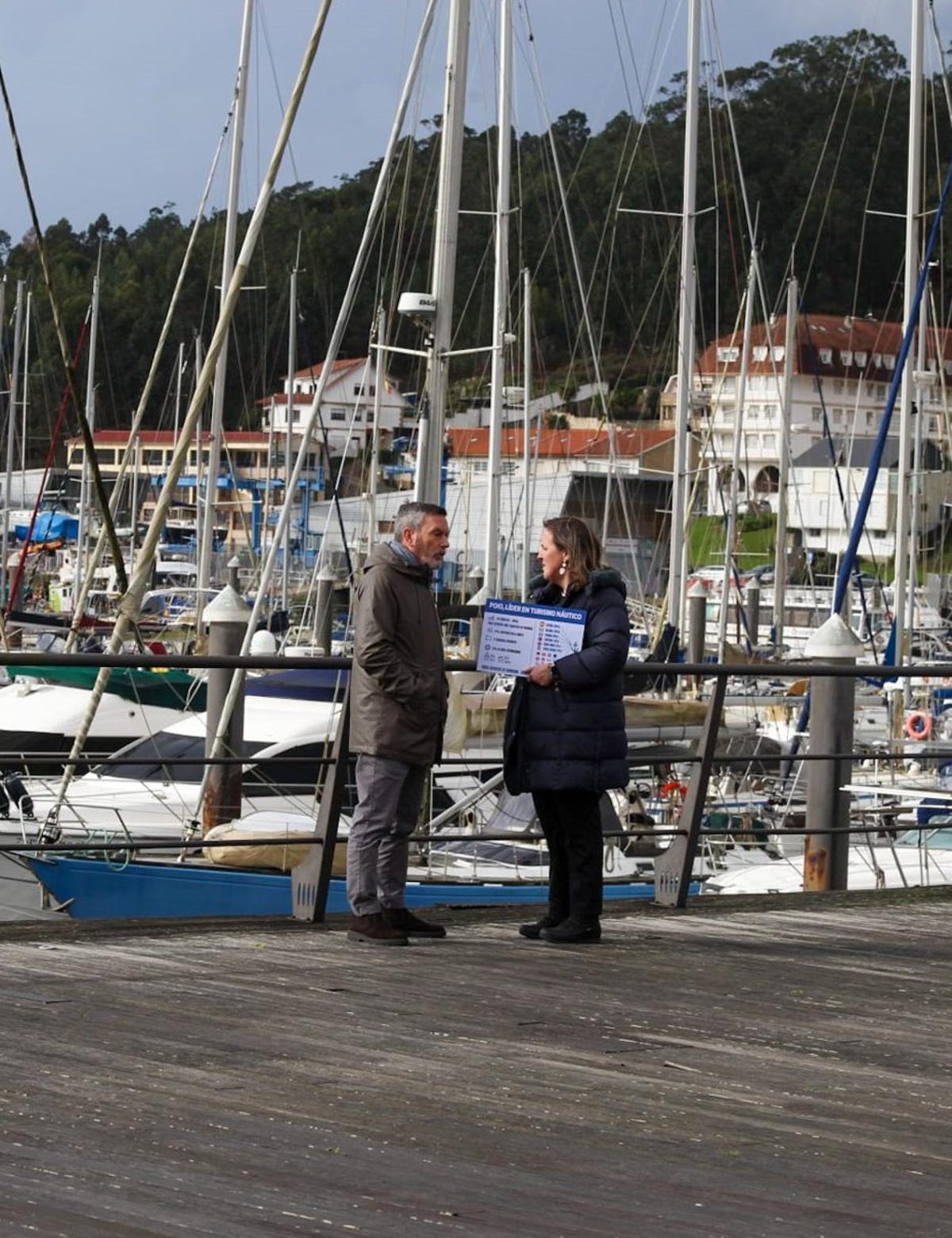 Rocío Cochón y Manuel Martínez, en el puerto deportivo