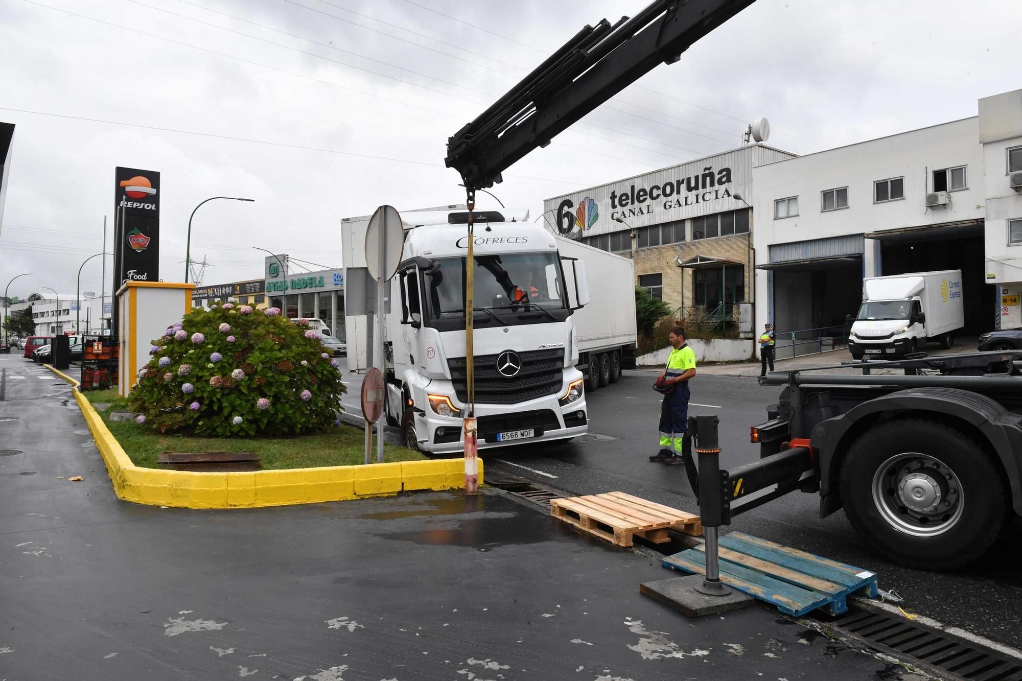 Un tráiler queda atascado en Pocomaco e interrumpe el tráfico en los accesos al polígono