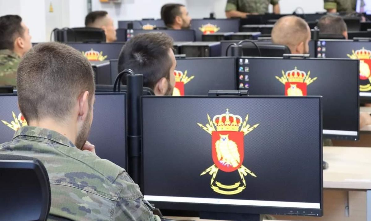 Personal del Regimiento de guerra Electrónica 31, en una formación de ciberdefensa en 2023.